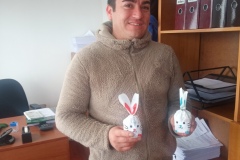 Conejito de Pascua visita nuestras Plantas