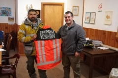 Claudio Delgado haciendo entrega de la donación