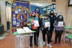 Ingrid Suazo, Jefa de Centro La Cascada (a la derecha), junto a Doris Curihual, Directora de Escuela Candelaria y alumnos.