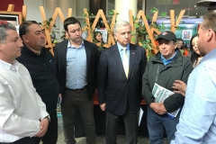 Ricardo López, SalmonChile; Alejandro Martínez, Las Coloradas;  Felipe Larraín, Ministro de Hacienda; Juan Marileo, Las Coloradas y Mauricio Schultz